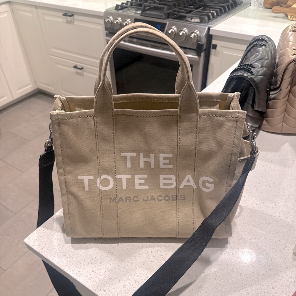 Marc Jacob’s Medium the tote bag with crossbody strap